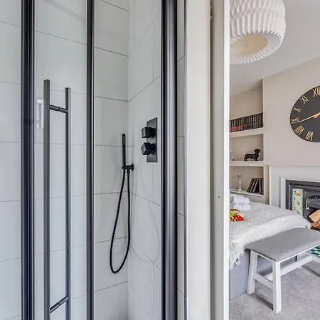 Beautiful 5 Bedroom 4 Bathroom House In W6 By Yoko Property - 10 Minute'S To Central London - Free Parking, Fast Wifi, Work Desks And Smarttvs With Disney And Netflix